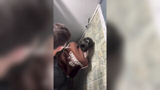 Học sinh cấp3 vào nhà vệ sinh quán nước địt nhau thì bị quay lén