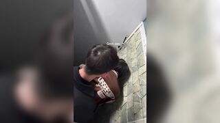Học sinh cấp3 vào nhà vệ sinh quán nước địt nhau thì bị quay lén
