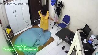 Hack Camera Nửa đêm vợ kéo chồng sang phòng khác địt rửa cái váy ngủ mới mua