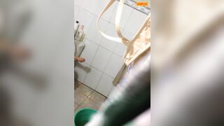 Rình mãi mới quay lén được mẹ thằng bạn thân tắm