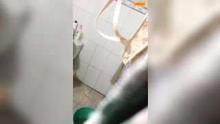 Rình mãi mới quay lén được mẹ thằng bạn thân tắm