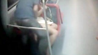 Quay lén đôi trẻ đụ trên tàu điện ngầm