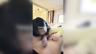 A trai dùng chân kẹp cổ e họ xinh gái bắt bú cu uống hết tinh trùng mới thả ra