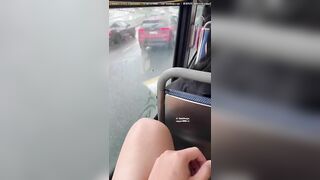 Gặp em gái dâm trên xe buýt được em nó sục caecj bú cu cho sướng hết cả cặc