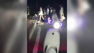 GÁI TRUNG ĐÁNH NHAU LỘT ĐỒ  P3