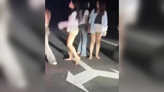 GÁI TRUNG ĐÁNH NHAU LỘT ĐỒ  P3