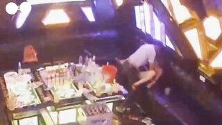 Chịch nhân viên karaoke hack camera