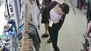 Biến thái xuất cực nhanh vào người lạ