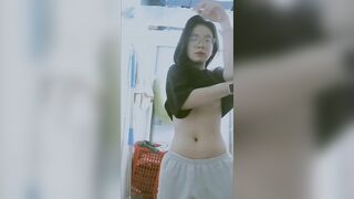 Hot Tiktoker, Teen HS 2ka9 Nhảy khiêu Dâm Vạch Áo móc lồn gửi bạn trai