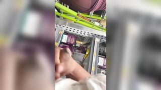 Xuất tinh lên mông người lạ bị ăn tát