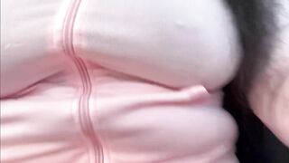 Cô gái nhét sextoi vào lồn khi đi nơi công cộng 2