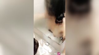 Từ phòng tắm đến giường anh mê mệt với cặp vú tròn của em