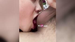 Đang ngồi làm việc em chui xuống gầm bàn bắt anh cởi quần cho em bú mút đá bi 3