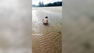 EM vợ ra biển mà cứ nhầm toilet ,,hahhaah