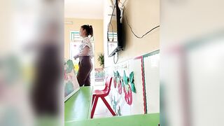 Côgiáo dạy mầmnon mà nứng lồn quá đg dạy giữa chừng lại vào nvs cởiquần ra móc lồn P1