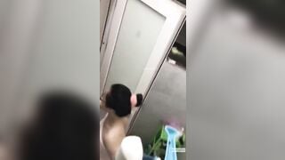 Quaylén e hàng xóm kính cận vú bự đi tắm phát hiện nguyên chùm lông lồn xém bị e thấy