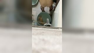 Quay em gái nhà hàng tắm