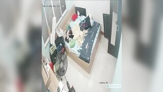 con gái ở nhà 1 mình thường làm gì