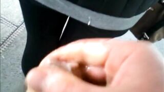 Lén xuất lên cô gái đứng chờ người yêu