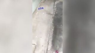 Vào phòng con bạn thân ở nhờ cho nó bú cặc ngịch cái lồn nhiều nước dâm đãng