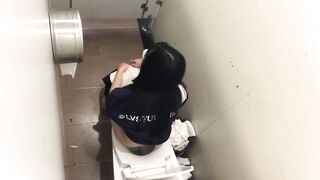 Quay lén em học sinh đái