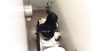 Quay lén em học sinh đái