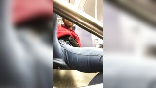 Teen da màu khoe mông lồn trên tàu