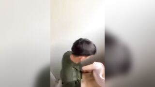 Đi nghĩa vụ công an được bạn gái vào thăm liền đưa vào nhà vệ sinh địt luôn