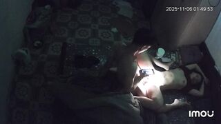 Hak cam em hàng xóm thấy đang chơi nhau