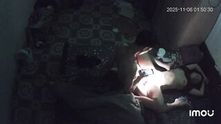 Hak cam em hàng xóm thấy đang chơi nhau