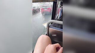 Sục cặc cho thằng bạn trên xe buýt bắn tinh dâm đãng hàng ngon