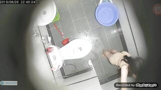 Đặt camera quay lén trong nhà tắm quay lén e gái loli c3 hàng xóm vú nhọn đi tắm