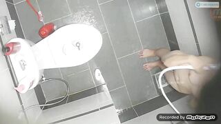 Đặt camera quay lén trong nhà tắm quay lén e gái loli c3 hàng xóm vú nhọn đi tắm