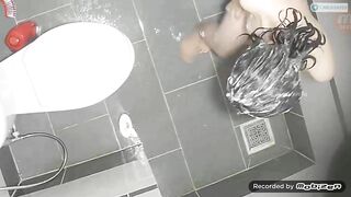 Đặt camera quay lén trong nhà tắm quay lén e gái loli c3 hàng xóm vú nhọn đi tắm