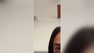 2k7 thủ dâm với gáo múc nước. Cái gì cũng đút vào lồn được
