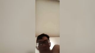 Địt váo cái lồn của con em vợ chảy cả nước lồn dâm đãng kích thích