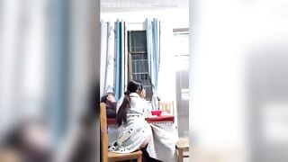 Cháu Gái Lén Móc Lồn Thủ Dâm Khi Ngồi Cạnh Bà Ngoại Đang Xem Ti Vi