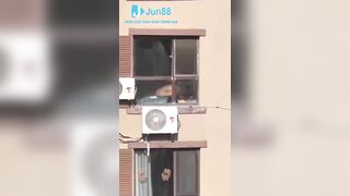 Gái xinh cưỡi cặc dâm đãng mà không đóng cửa sổ con bị quay lén
