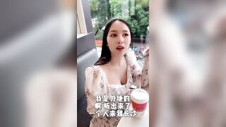 Quay lén chị khách uống nước vú to mặt xinh