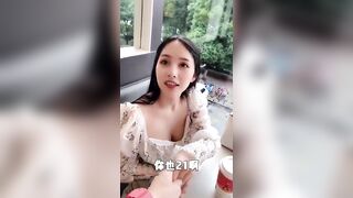 Quay lén chị khách uống nước vú to mặt xinh