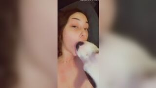 Cô chủ vừa chia tay bạn trai Thì được chú chó Ăn ủi bằng Lưỡi