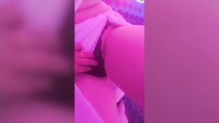 Mò mẫm em tay vịn vú múp to hồng hào