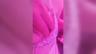 Mò mẫm em tay vịn vú múp to hồng hào