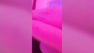 Mò mẫm em tay vịn vú múp to hồng hào