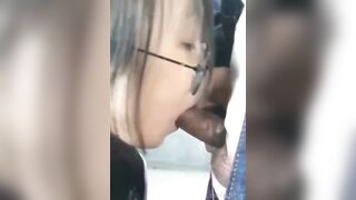 Cho em học sinh cấp 2 kính cận ăn bún cua public ngoài hành lang trường học