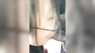 Cho em học sinh cấp 2 kính cận ăn bún cua public ngoài hành lang trường học