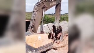 Thuê gái gọi về công trường nhảy nhót