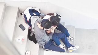 Học sinh lén ra cầu thang móc lồn múp dâm dãng lông lồn đang mọc