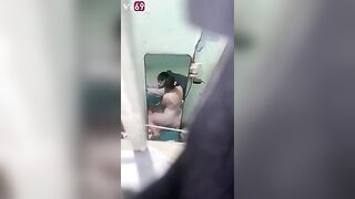 Ở ngoài cửa sổ quay lén chị MB u40 địt anh Grap trẻ mới vào nghề