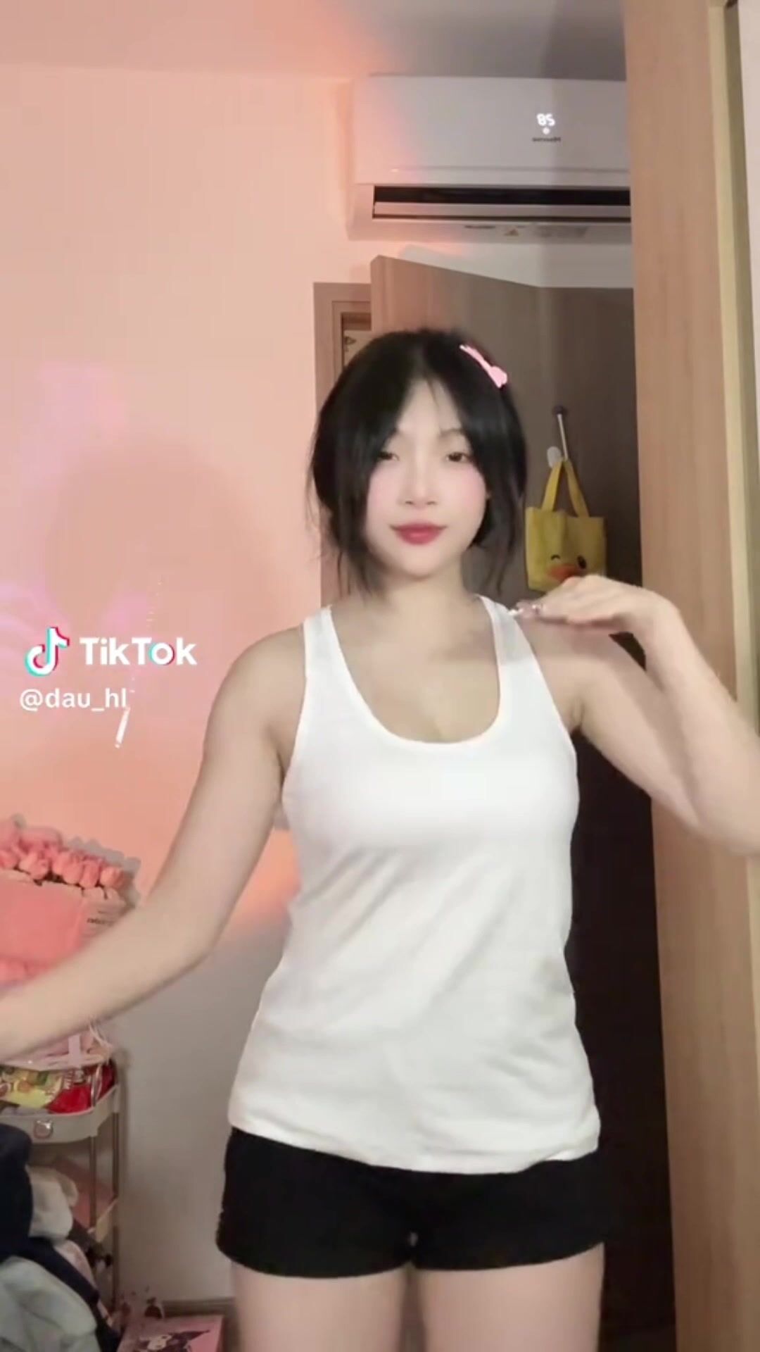 TikTok bún bò Huế nhảy trend nude